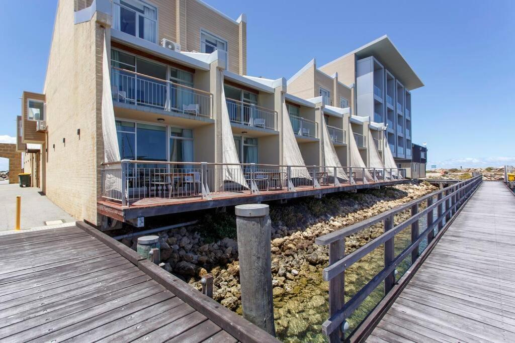 Waterfront Escape On Fishermans Wharf W Ocean View Apartment Fremantle Bagian luar foto