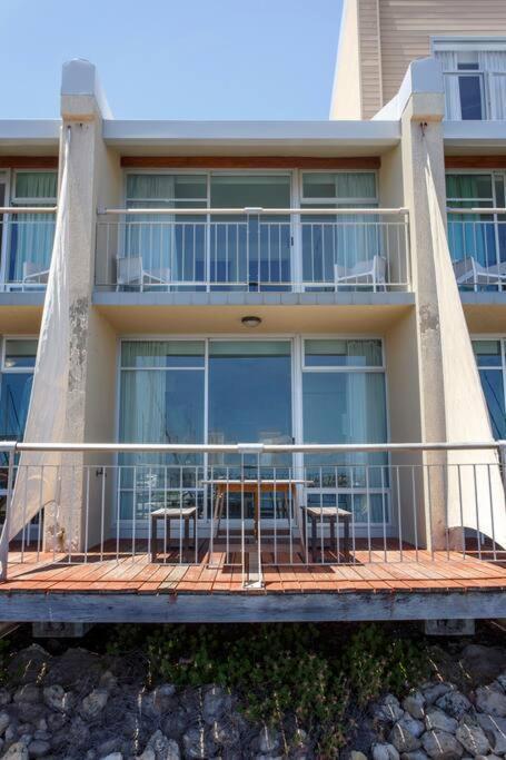 Waterfront Escape On Fishermans Wharf W Ocean View Apartment Fremantle Bagian luar foto